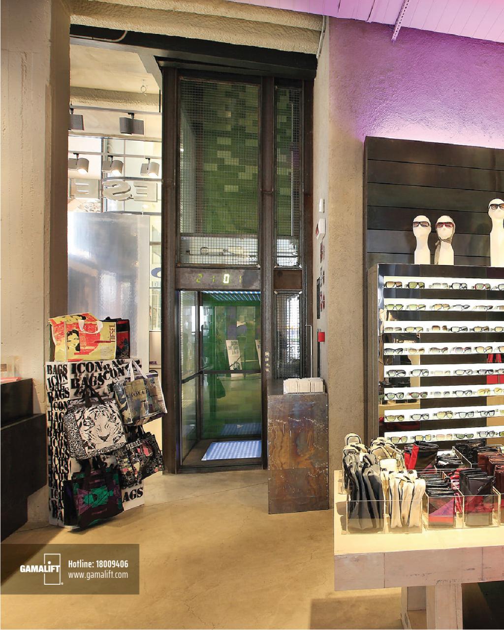 Thang máy gia đình GamaLift tại một cửa hiệu thời trang, vị trí lắp đặt tại góc nhà giúp tiết kiệm không gian trưng bày